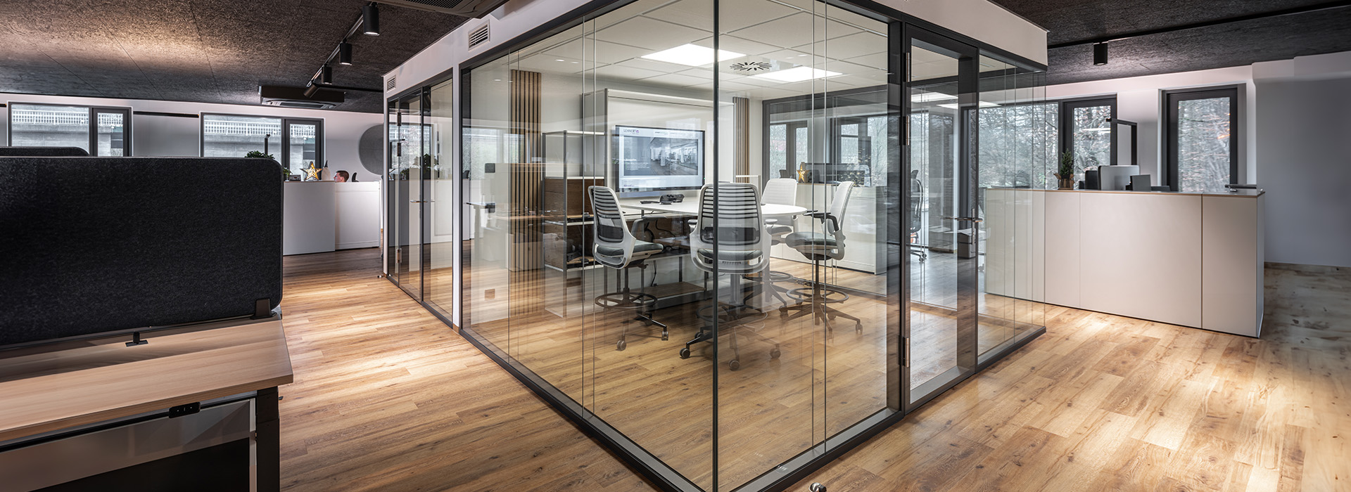 Schallschutzverglasung für moderne Büro- und Meetingräume