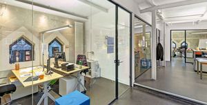 Eine Glas Trennwand sorgt für moderne Büroräume mit offener Atmosphäre