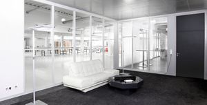 Eine System-Trennwand sorgt für mehr Flexibilität in modernen Büroräumen