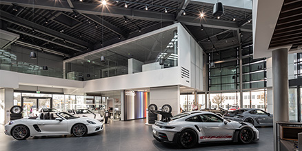 Absturzsichernde Systemtrennwände in Porsche-Autohaus